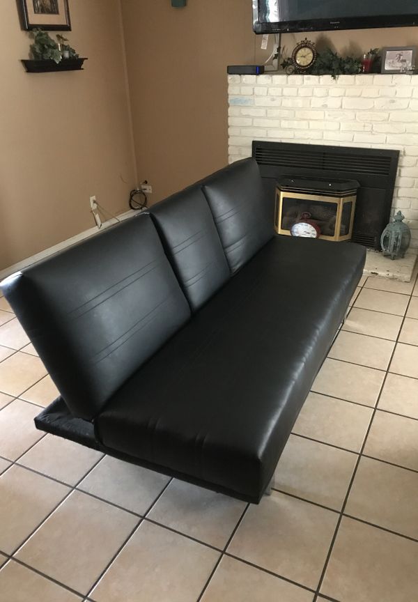 Sofa cama usado lo vendo por motivo de mudanza tiene algunos detalles