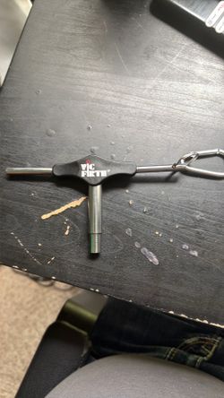 Vic Firth High Tension Drum Key (VICKEY2) with Carabiner"