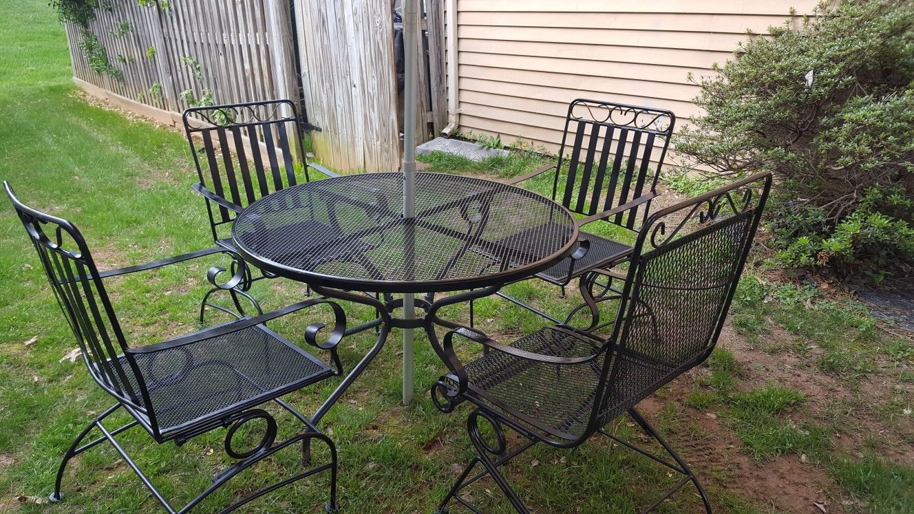 IRON PATIO SET FOR SALE IN VERY GOOD CONDITION NO RUSH NO STAIN ROCKET CHAIRS