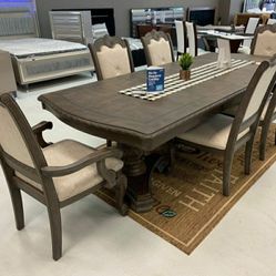 Kiera Gray Formal Dining Set


7-Piece (Table+6 Side Chairs)