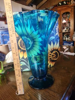 vintage Mid-Century Modern blue swung art glass handkerchief vase, featuring a distinctive flared pedestal