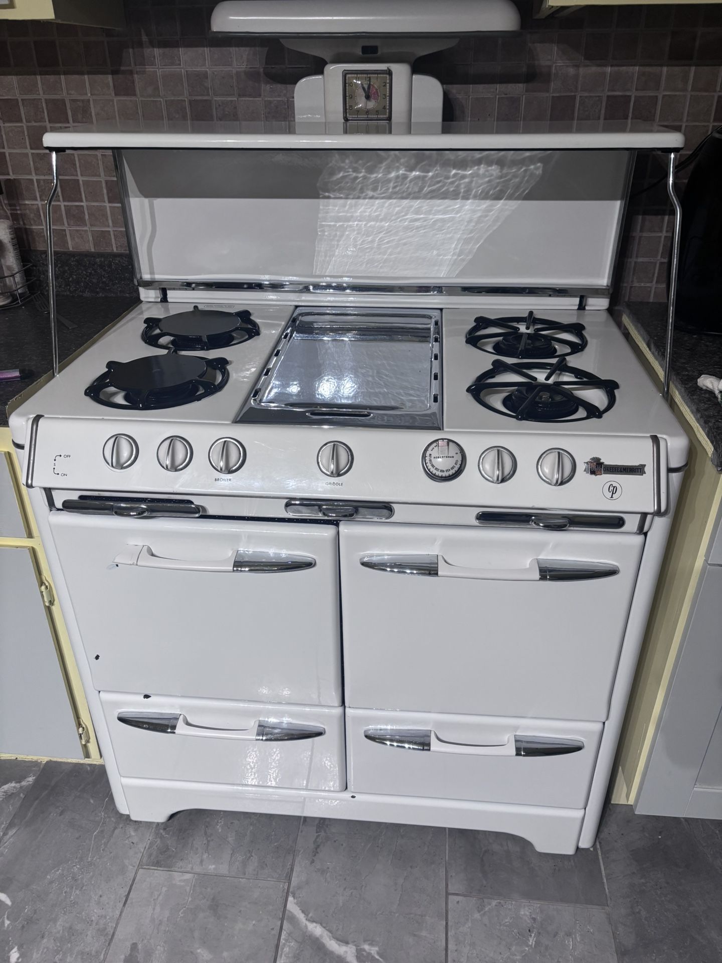 Vintage Refurbished O’Keefe & Merritt Stove with 4 burrners + Griddle + Grillevator + oven/broiler 1940s