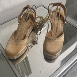 Espadrilles. Lace up. Gold Color