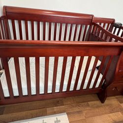 Convertible Baby crib W/ 3 jumbo drawers AND Serta mattress 