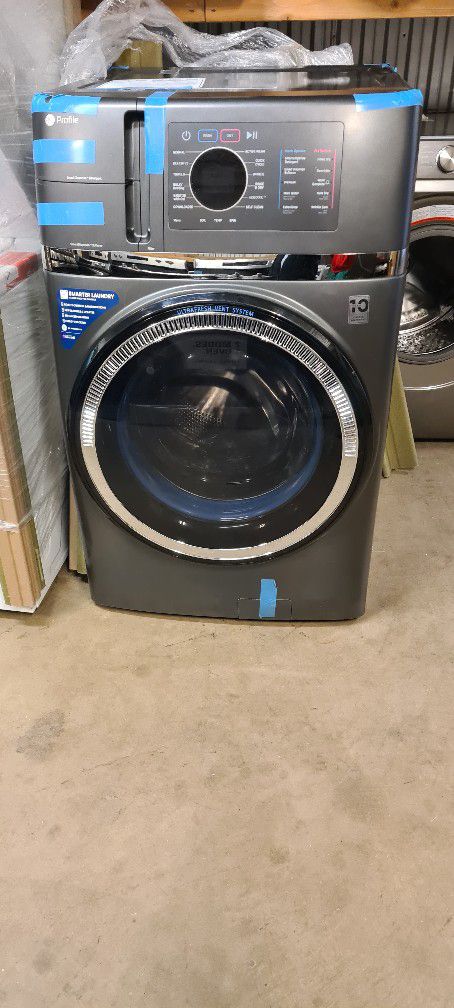 27"Brand New GE 2 In One Washer&  Dryer combo( Electri) 