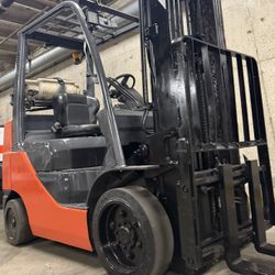 TOYOTA M8, latest model 5500 lb cap, 3 stage, side shift 