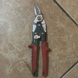 Milwaukee Right Cutting Aviation Snips, model number 48-22-4520