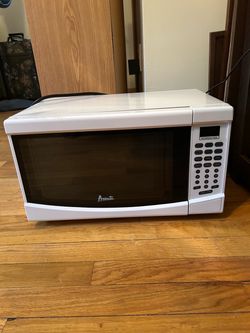 Avanti White Countertop Microwave Oven