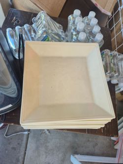 Square Plastic Plates Set of 6