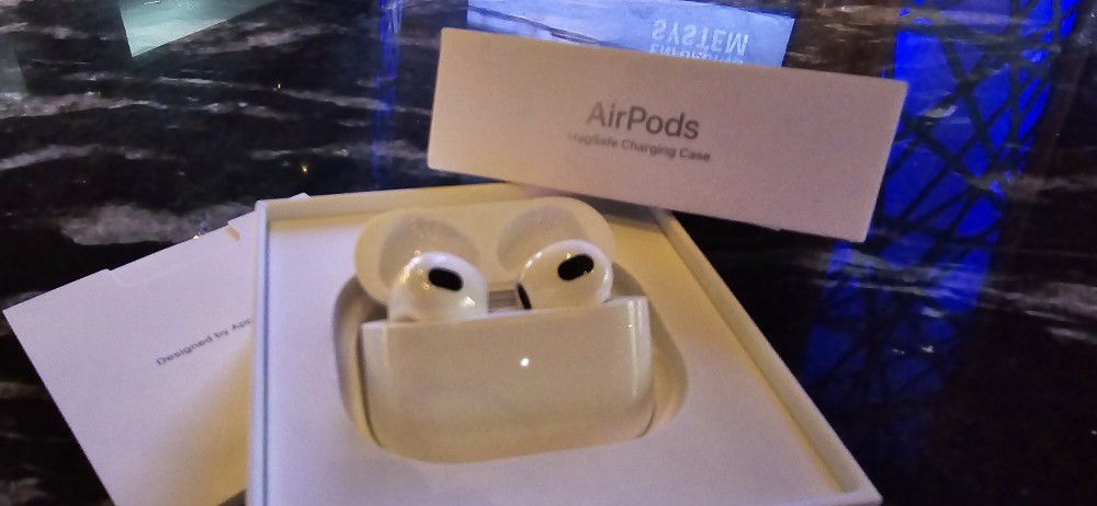 APPLE AIRPODS 3RD GENERATION WITH MAG CASE NEVER USED