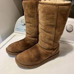 Women’s UGGS SIZE 8 Classic Tall II Boot chestnut