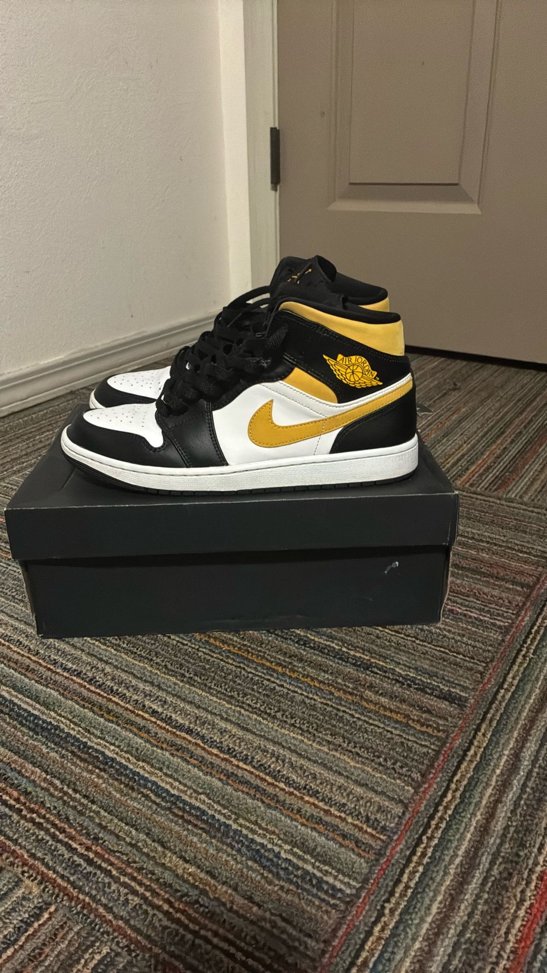 Jordan 1 mid pollen
