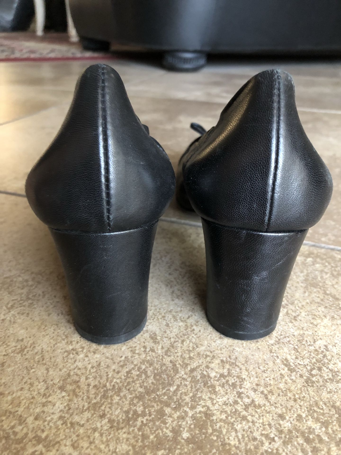 Women’s Shoe (size 7.5)