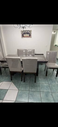 Dinning table for kitchen with 6 chairs color gray like new