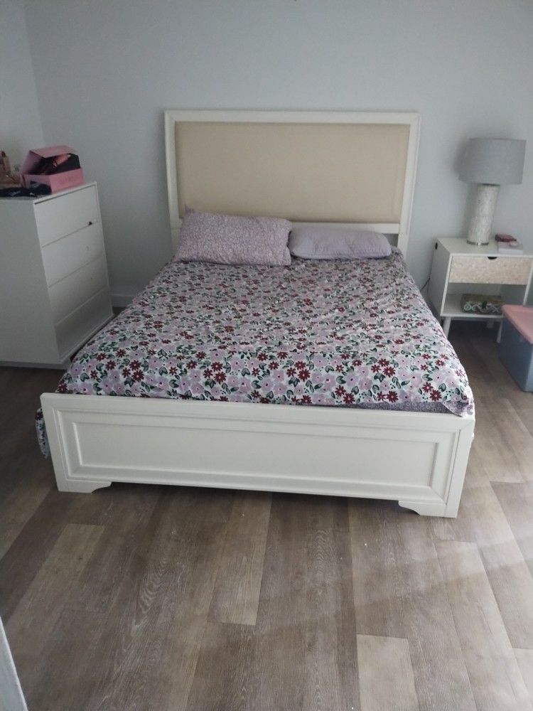 Queen Bed/With Night Table And Lamp