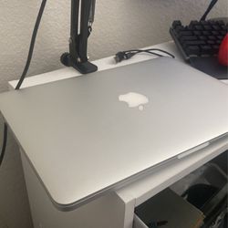 Apple Laptop 