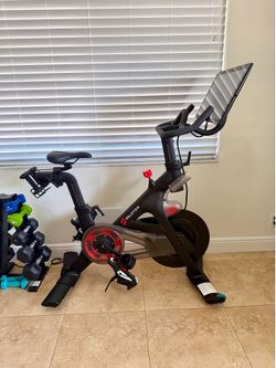 Peloton bike (2021) for sale. Excellent condition!