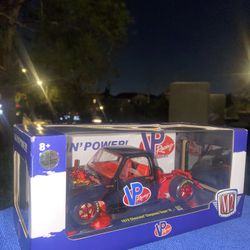 M2 Machines 1973 Chevrolet Cheyenne Super 10 VP Racing Chase