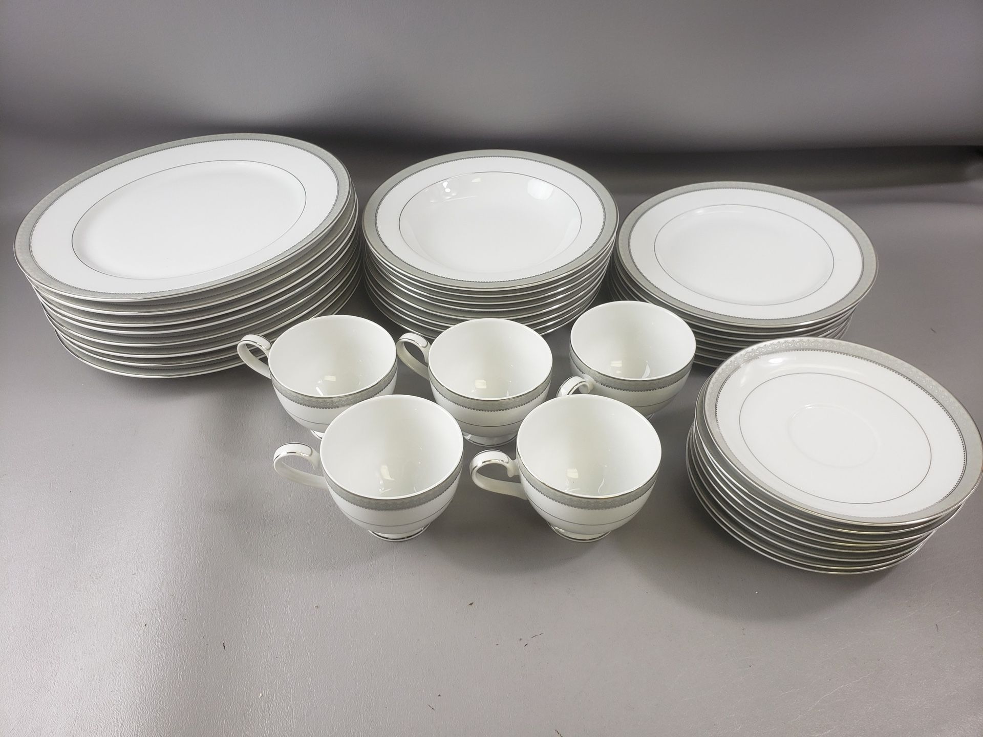 Mikasa 37 Piece Platinum Crown L3428 Fine China Dinnerware Dining Set