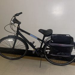 Midnight black. 26-inch retro bike with a steel frame, 7-speed transmission, and a 3-bike rack. A touring bike for men and women, in excellent conditi