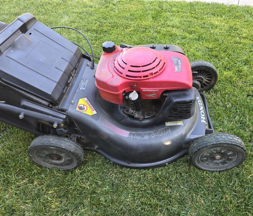 Honda HRC216 Mower