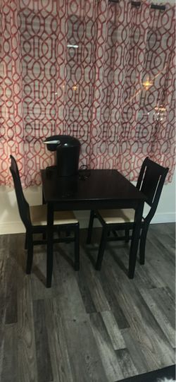 Mesa color negro con dos sillas