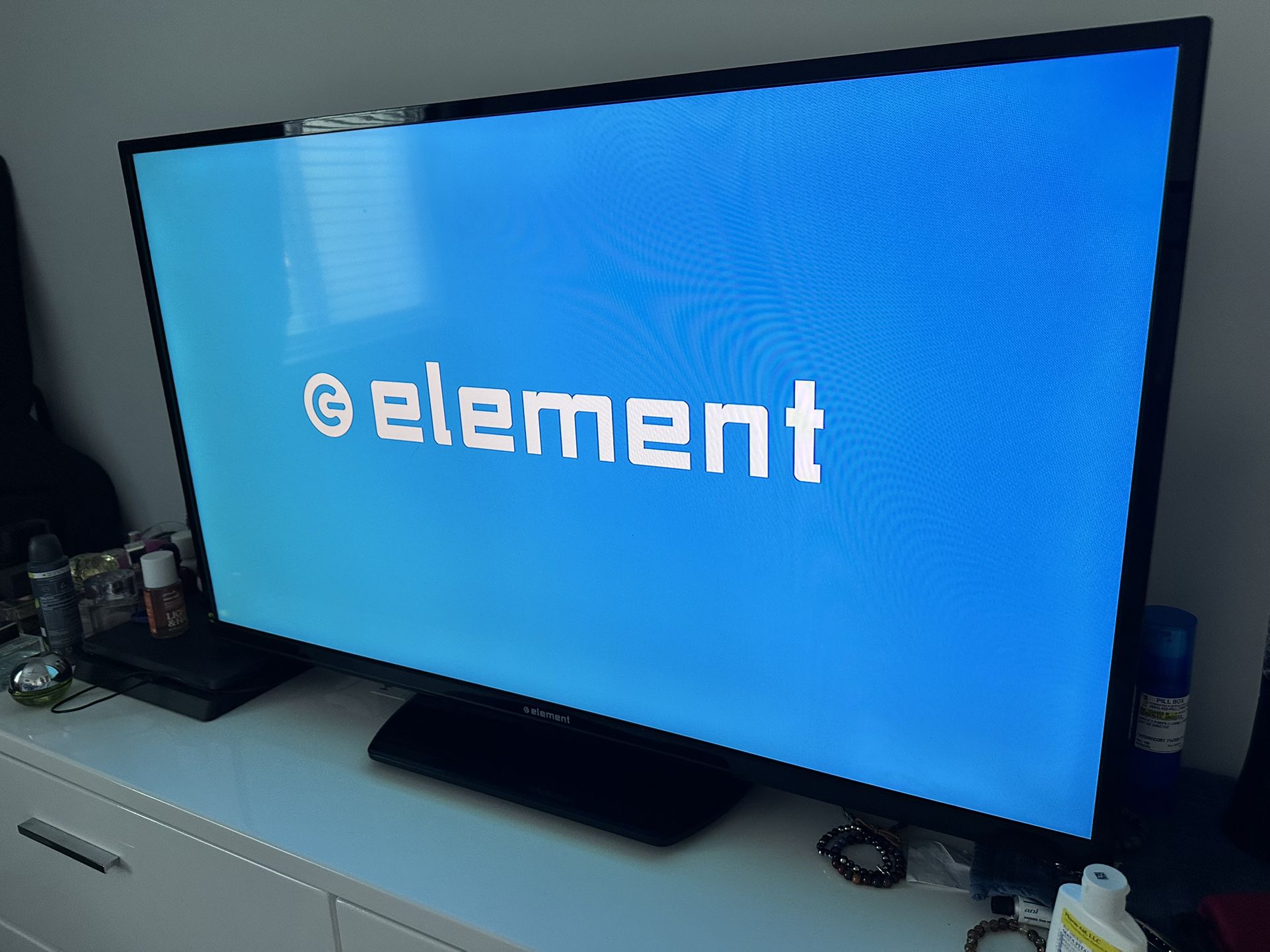 Element Tv (It is NOT Smart TV) but you can connect Apple TV and fire TV stick, it comes with a base included
