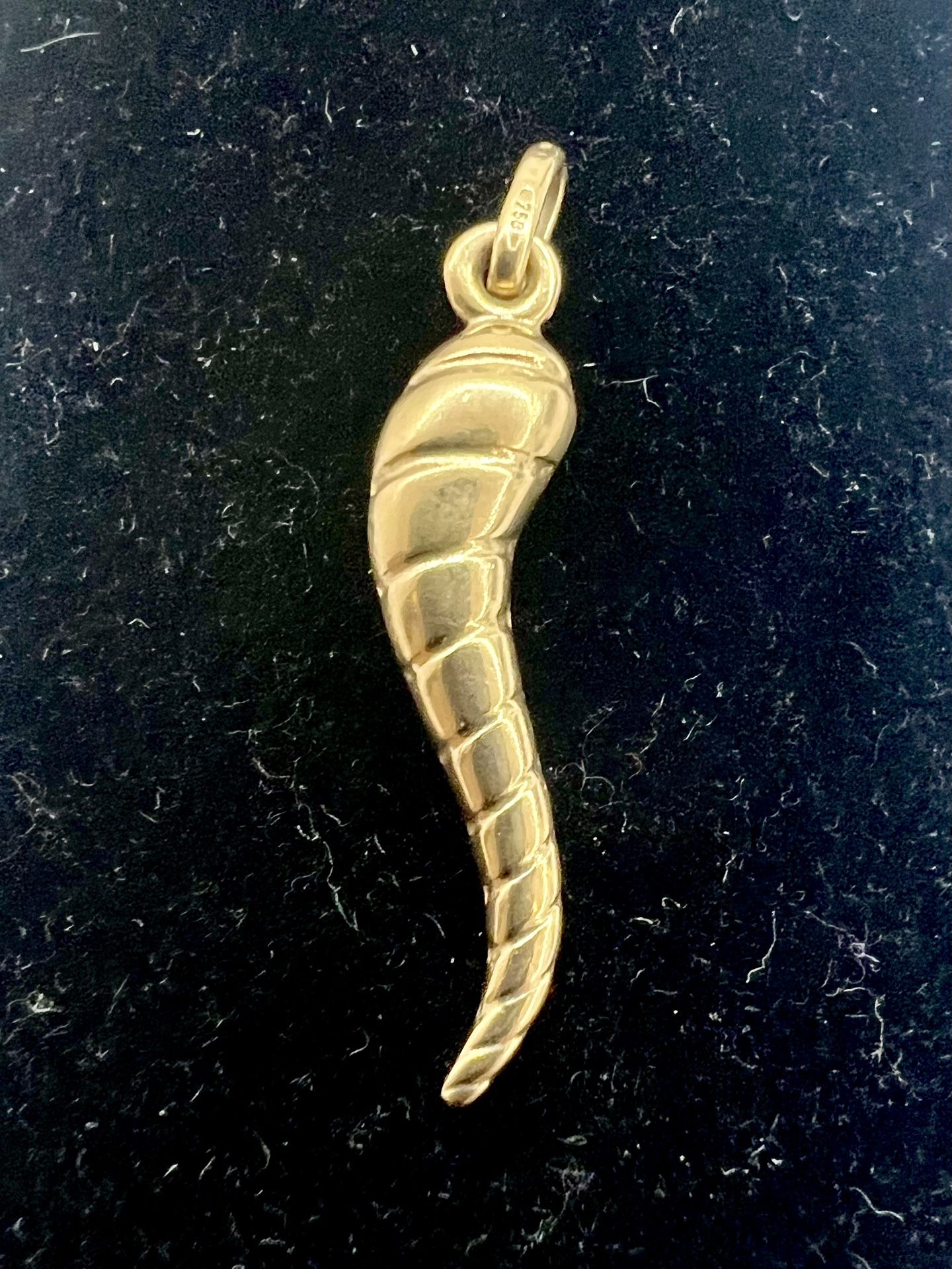 π Elegant 18K Yellow  Gold Ribbed Horn Pendant