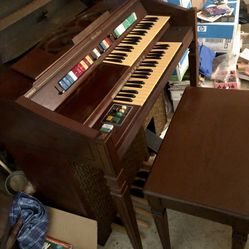 Wurlitzer electronic organ model 470, with bench