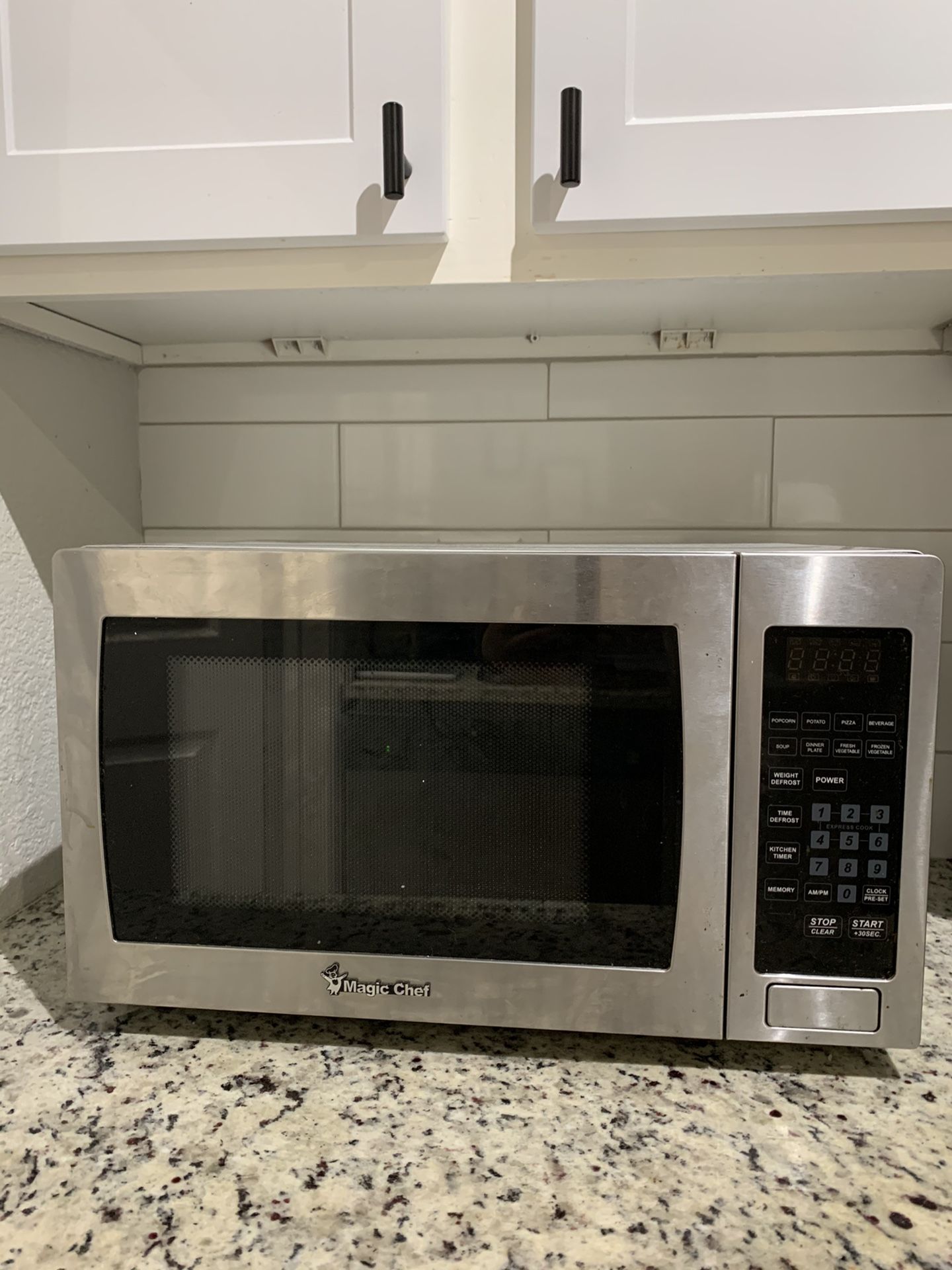 Magic Chef 0.9 Cu.Ft. 900 W Countertop Microwave Oven With Stainless Steel Front