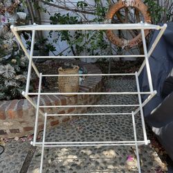 Foldable garment rack