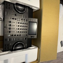 Denon DJ SC Live , Complete DJ Set Up - Save Hundreds - Only 1.5 Months Old 