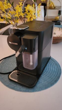 Nespresso Lattissima Black Machine with Milk Frother by DeLonghi