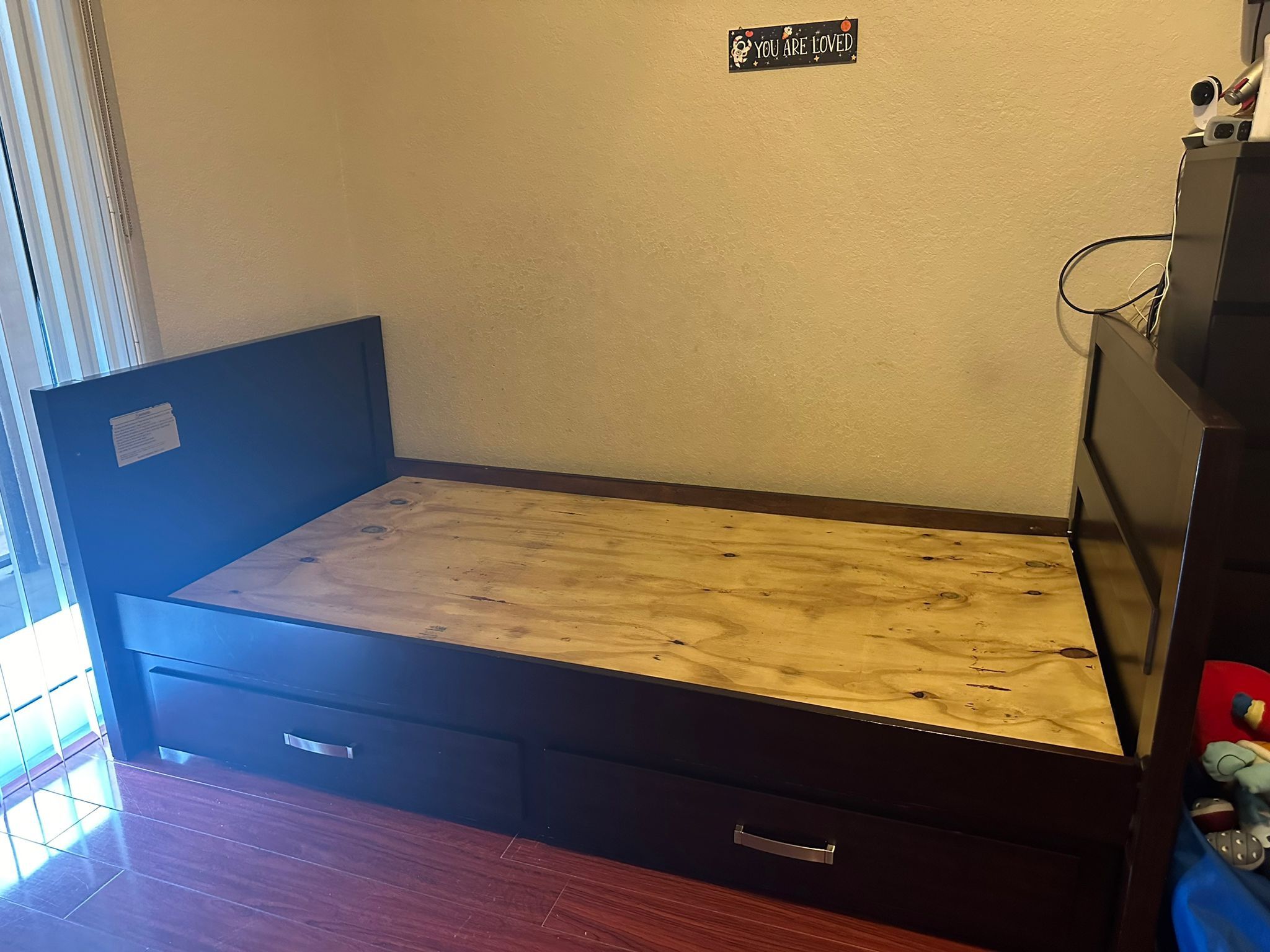 2 Twin  Beds With An Extra Pull Out Drawer