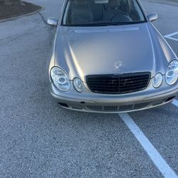 2005  Mercedes E320