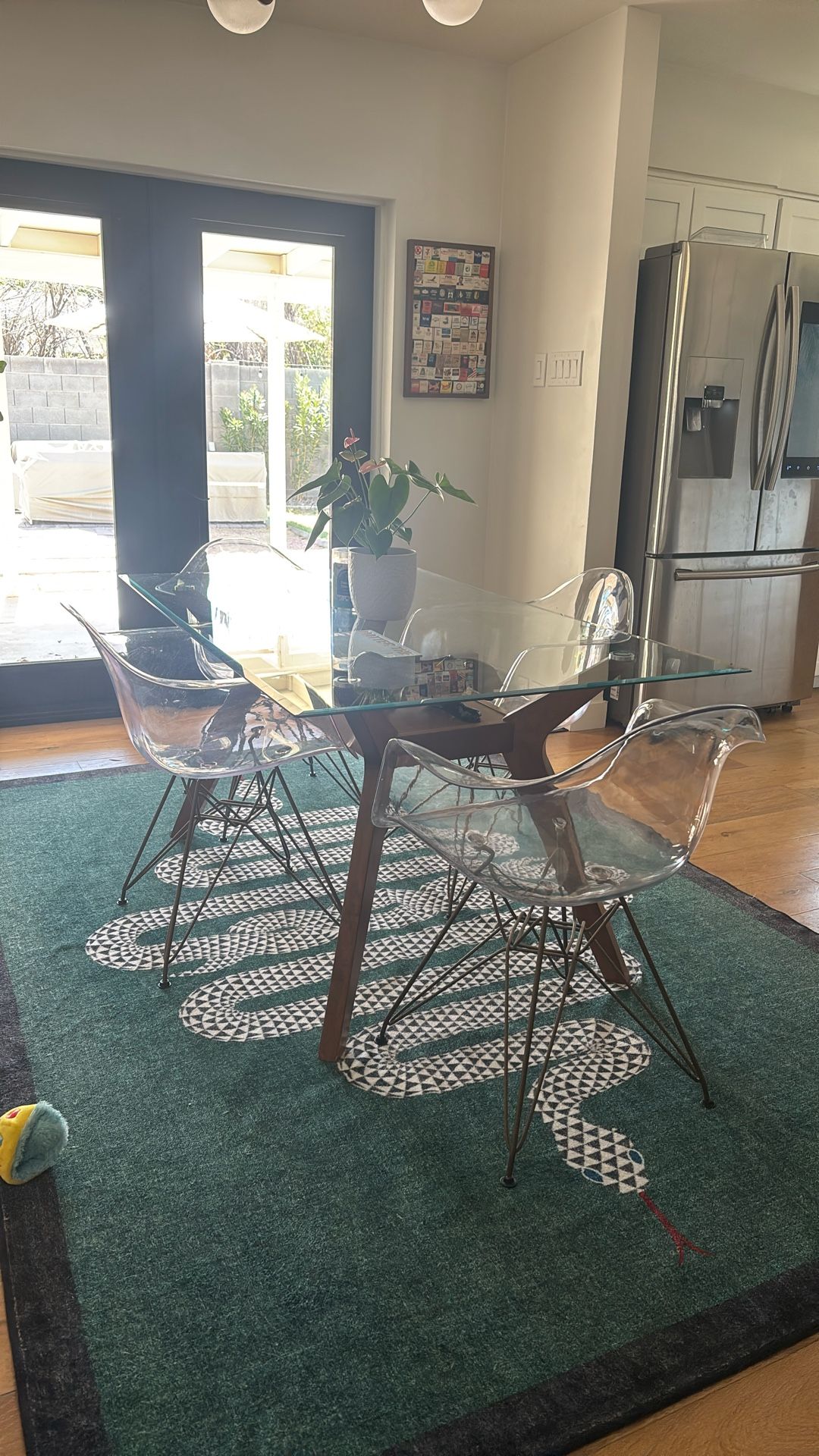 Dining table & Chairs