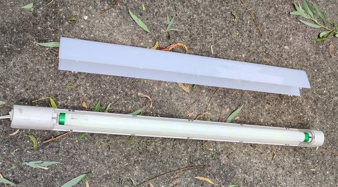 Fluorescent light fixture