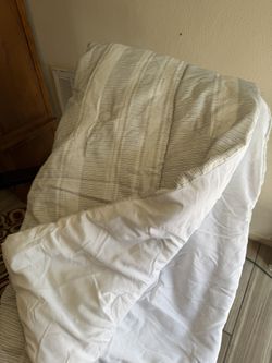 Twin comforter $10