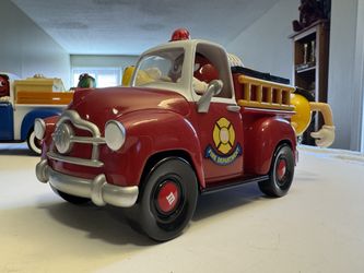 M&M's Red's Firehouse Fire Department Truck Candy Dispenser Red Yellow Fireman