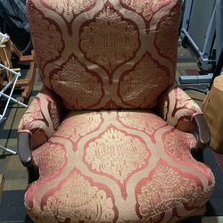 Vintage-Style Armchair – Elegant & Comfortable!