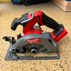 Milwaukee M18 FUEL 18V Lithium-Ion Brushless Cordless 6-1/2 in. Circular Saw (Tool-Only)