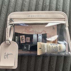 NEW IT COSMETICS 4 PIECE SET IN ZIPPERED CASE $10!!