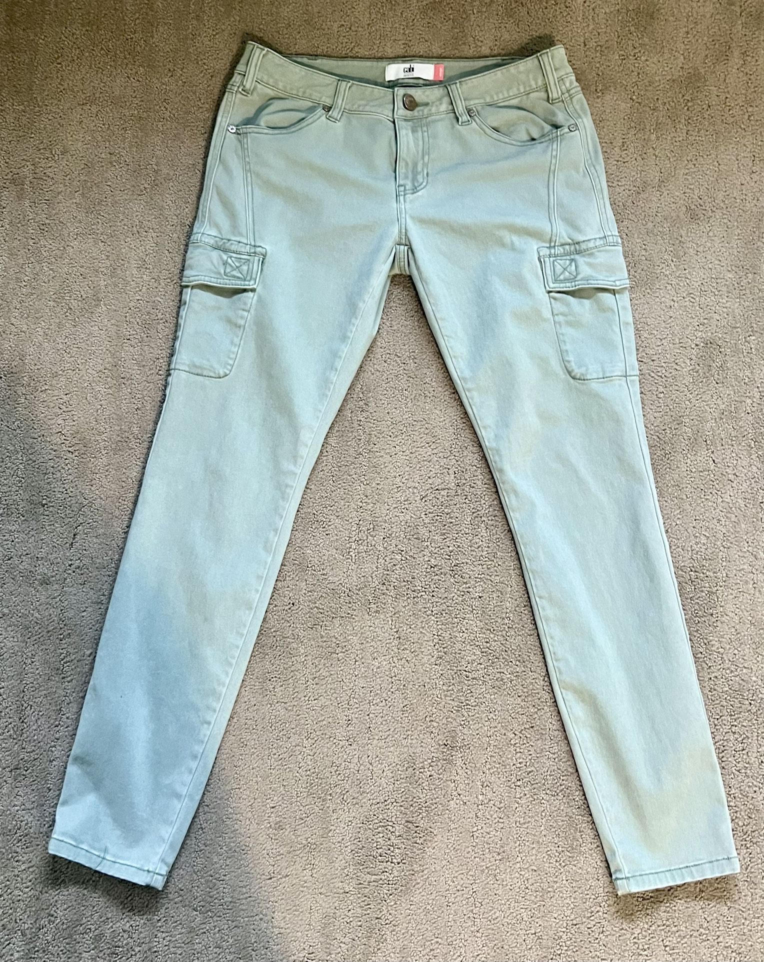   Cabi Celadon green cargo skinny jeans  Zip  Sz 6 with button. Stretchy  Front/side/back pockets  Size 6  Pre-owned and in great condi