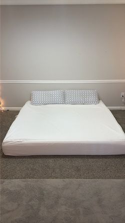 Like-New King Zinus Memory Foam Mattress + Protector & 2 King Pillows