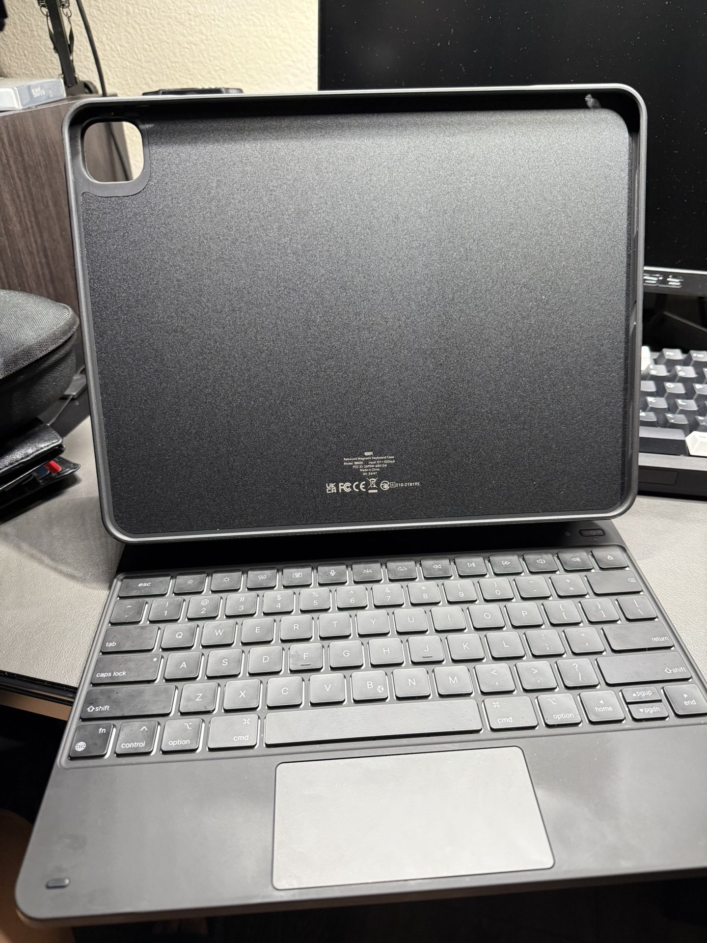 ESR iPad Pro 13” Keyboard/Case