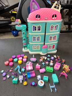 Gabby’s Dollhouse Toy Set with lots of characters and accessories