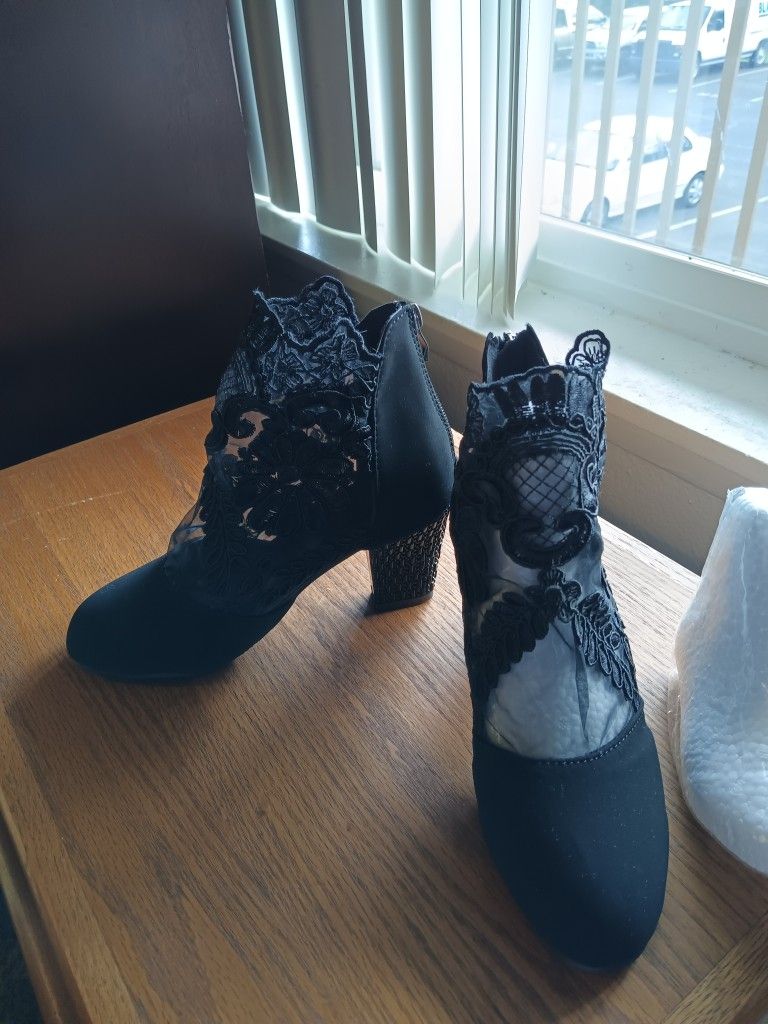 New-Never Worn Size 5½ Women's Shoes.