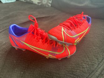 Soccer shoes