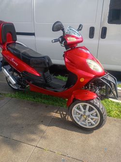 2012 DF50TKA 50CC REVERSE TRIKE   SCOOTER 3 MOPED 12inch wheel starts right up low mileage  fun to ride Pink slip in hand