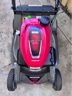 BRAND NEW LAWNMOWER HONDA HRX-217 /200cc  THE LAWNMOWER IS SELF PROPELLED. NEVER HAD GASOLINE OR OIL IN ENGINE (a bottle of engine oil comes with it) 